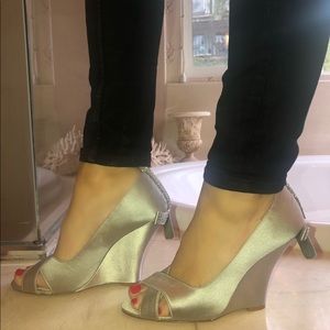 Pour la Victorie silver satin bow wedge 8